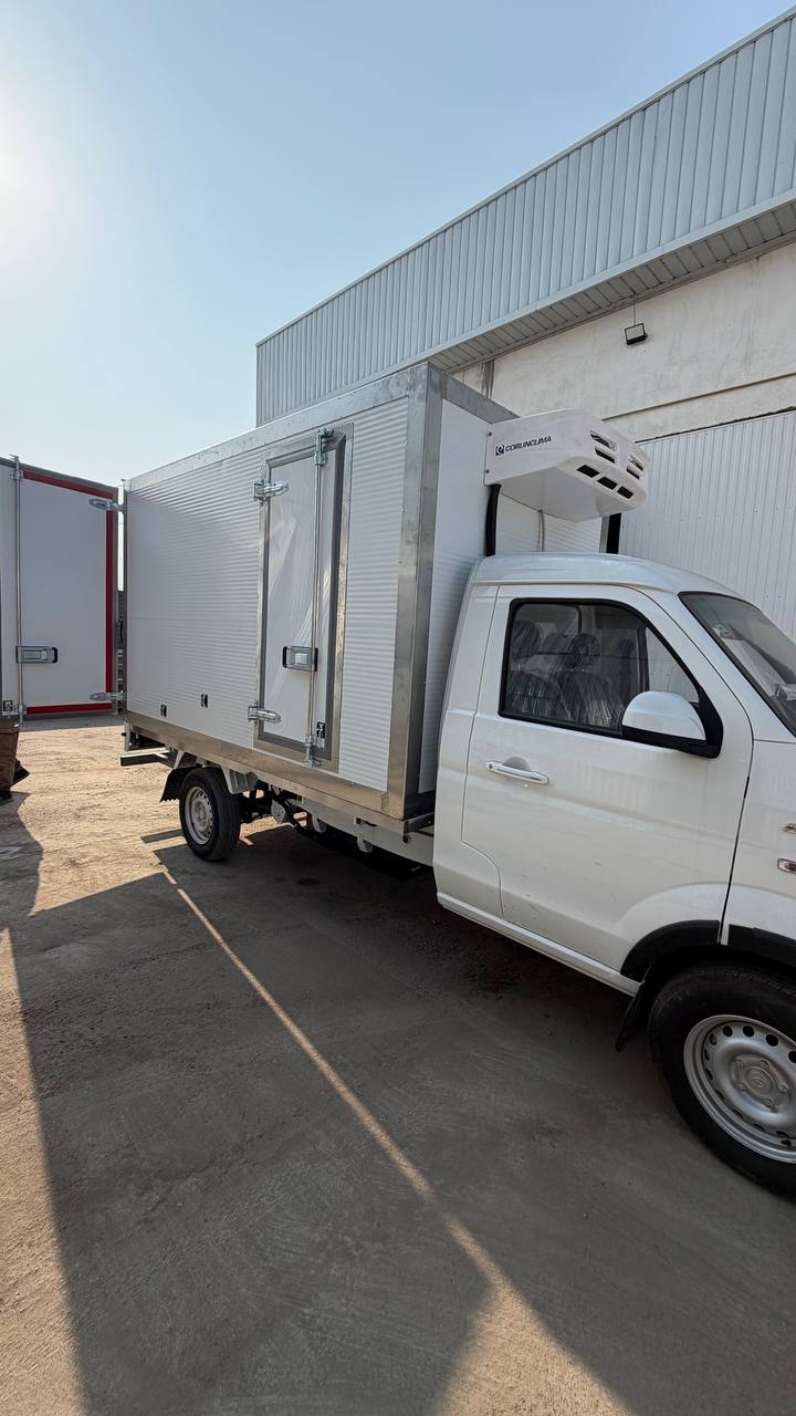 Sovutkichli izotermik kuzovli avtomobil