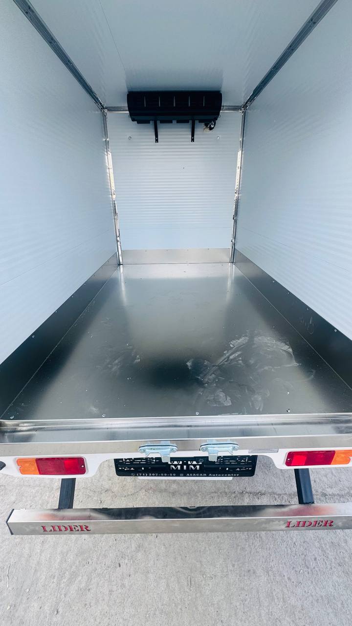 Ochiq eshikli izotermik furgon