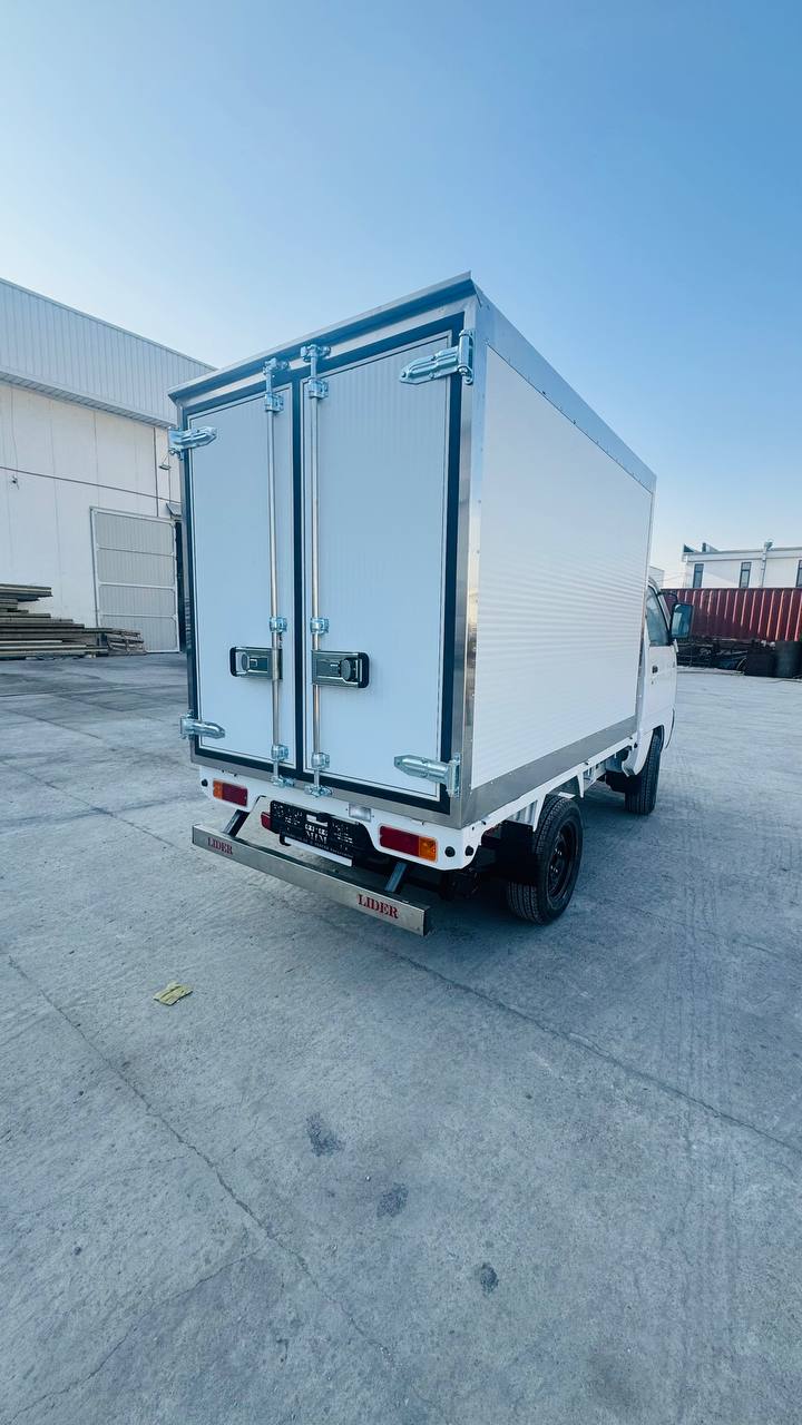 Ikki furgon old ko'rinish