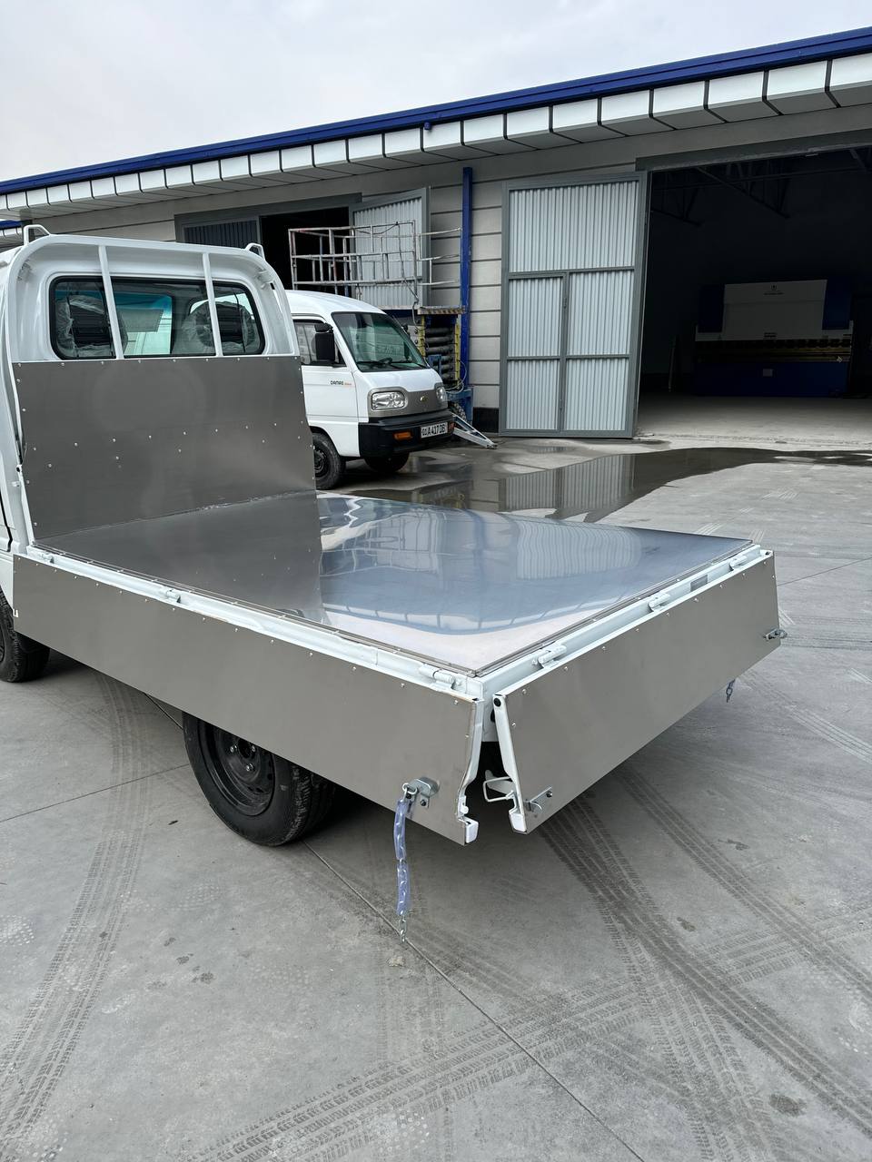 Ruxlangan tunuka kuzov yon ko'rinish